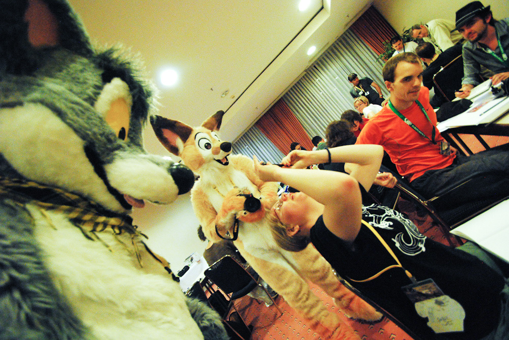 Tabbie and Fibre suiting in the Artist Lounge with Henrieke and me sitting at the tables.