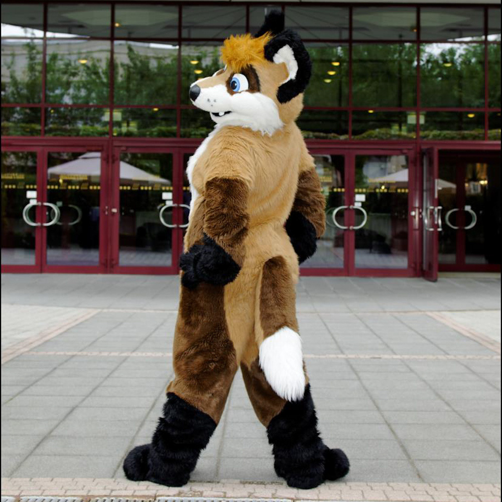 Davuu posing in front of the hotel