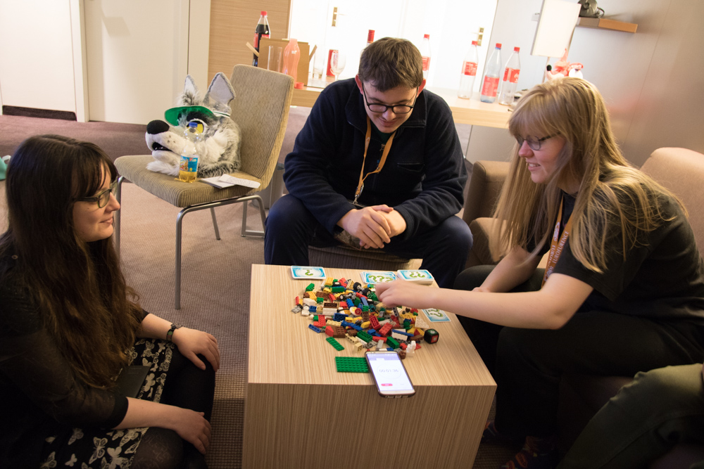 Kiguren, Chiros and Henrieke playing with Lego.