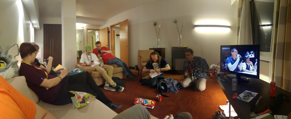 Eden, Henrieke, Mag, Jym, Ethan and Yotie hanging out on Yotie's room while watching the fursuit dance contest.