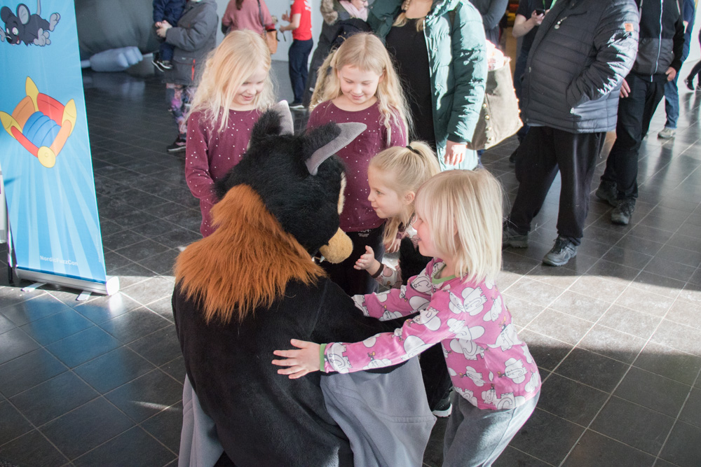 Two small kids hugging [Baseball](https://twitter.com/BaseballTheBat)