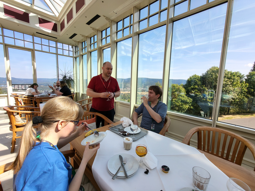 Shorty, Ekorren and Henrieke at the breakfast buffet.